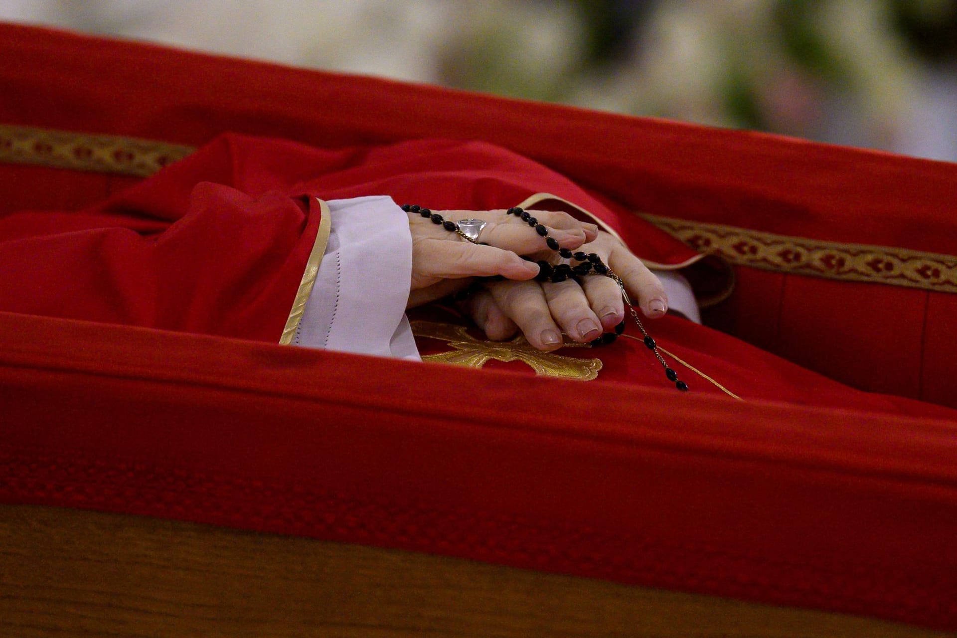 Die Hände des toten Papstes: Franziskus hält einen Rosenkranz.