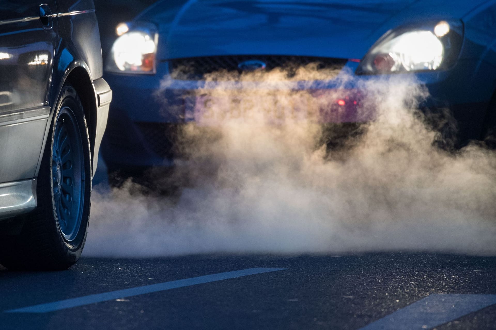 Abgase kommen aus einem Auspuff: Die EU gibt Autobauern mehr Zeit zur Umsetzung der europäischen Klimavorgaben.